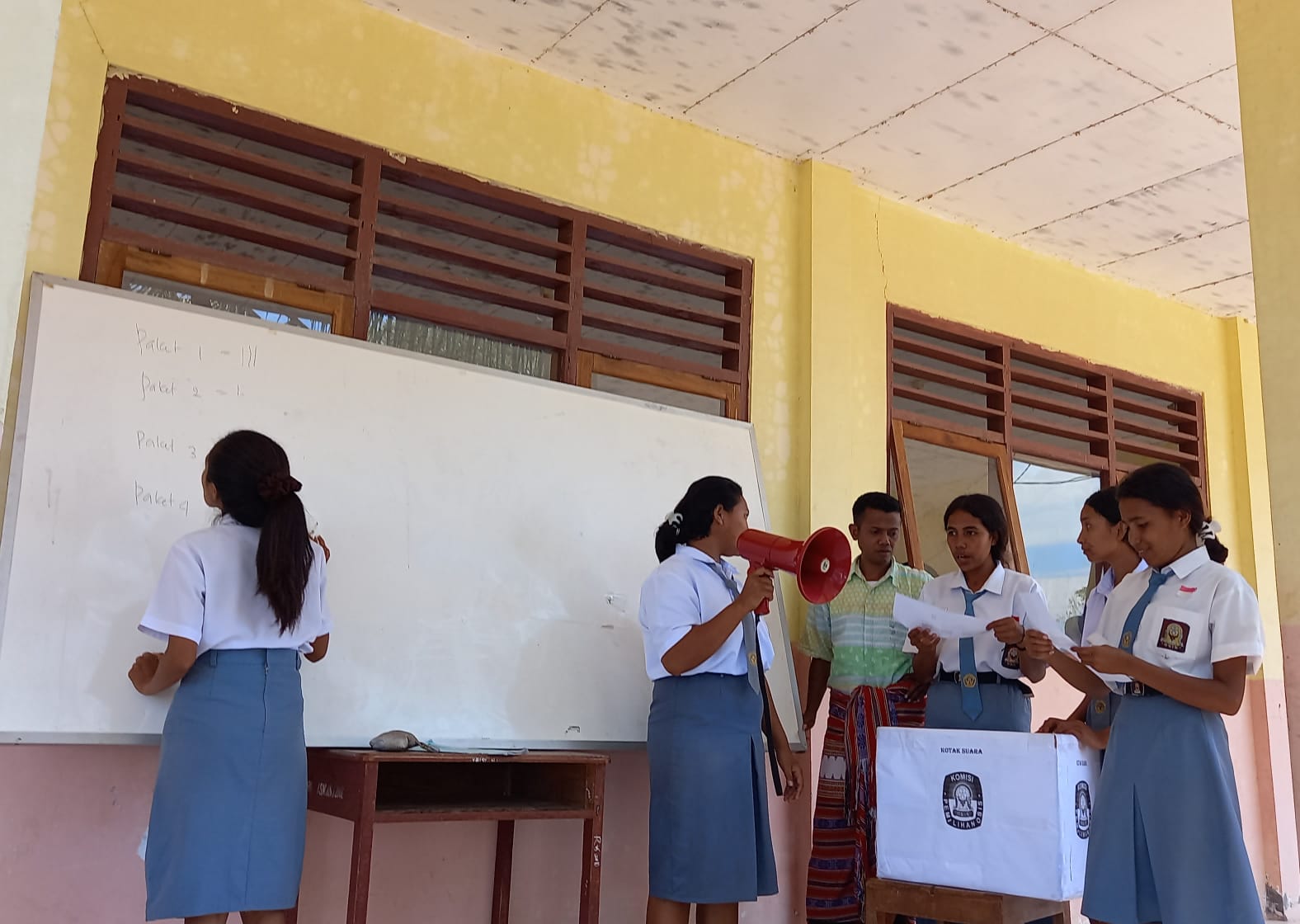 Proses Perhitungan Suara oleh Panitia Pemilihan OSIS Tahun Pelajaran 2022/2023